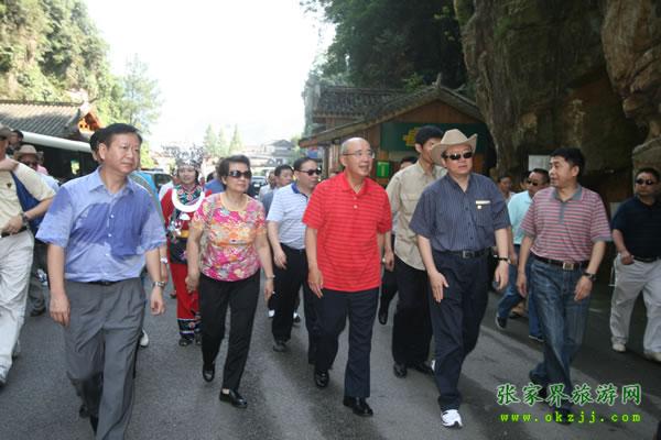 張家界市委書記胡伯?。ㄗ笠唬┡阃瑖顸h主席吳伯雄（正中）前往梯瑪神歌劇場(chǎng)